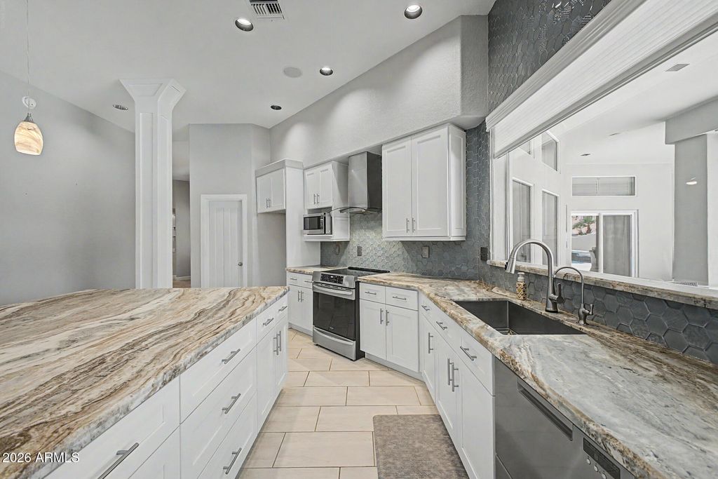 Image 15 of property listing at 4753 W FALLEN LEAF Lane, Glendale, AZ 85310