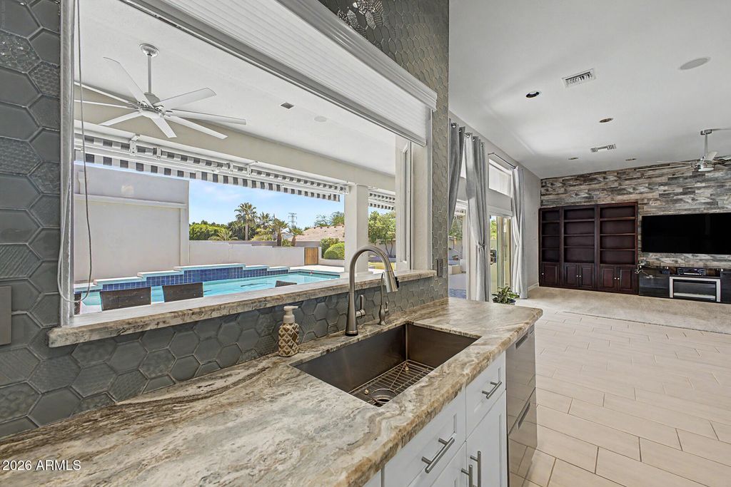 Image 16 of property listing at 4753 W FALLEN LEAF Lane, Glendale, AZ 85310