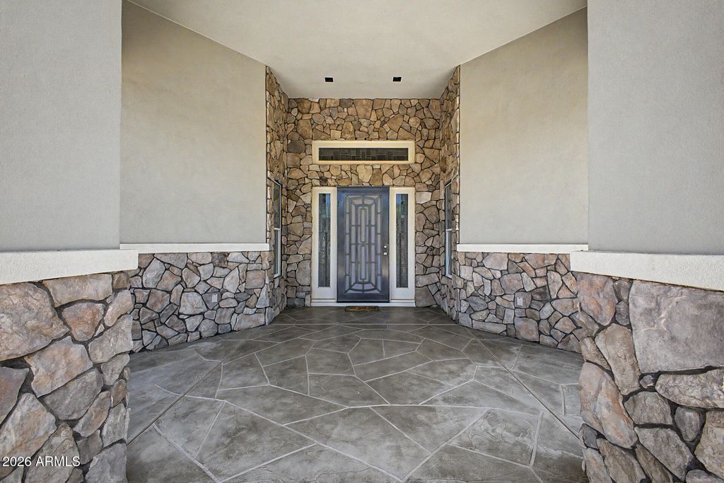 Image 5 of property listing at 4753 W FALLEN LEAF Lane, Glendale, AZ 85310