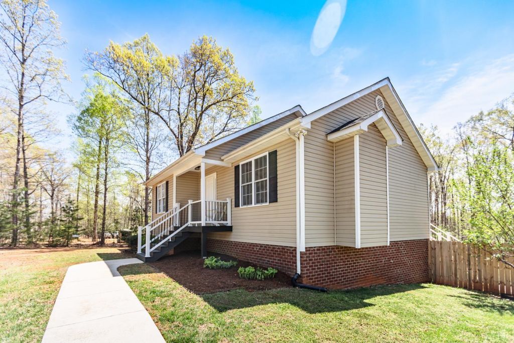 Image 4 of property listing at 396 Rocks Church Road, Pamplin, VA 23958
