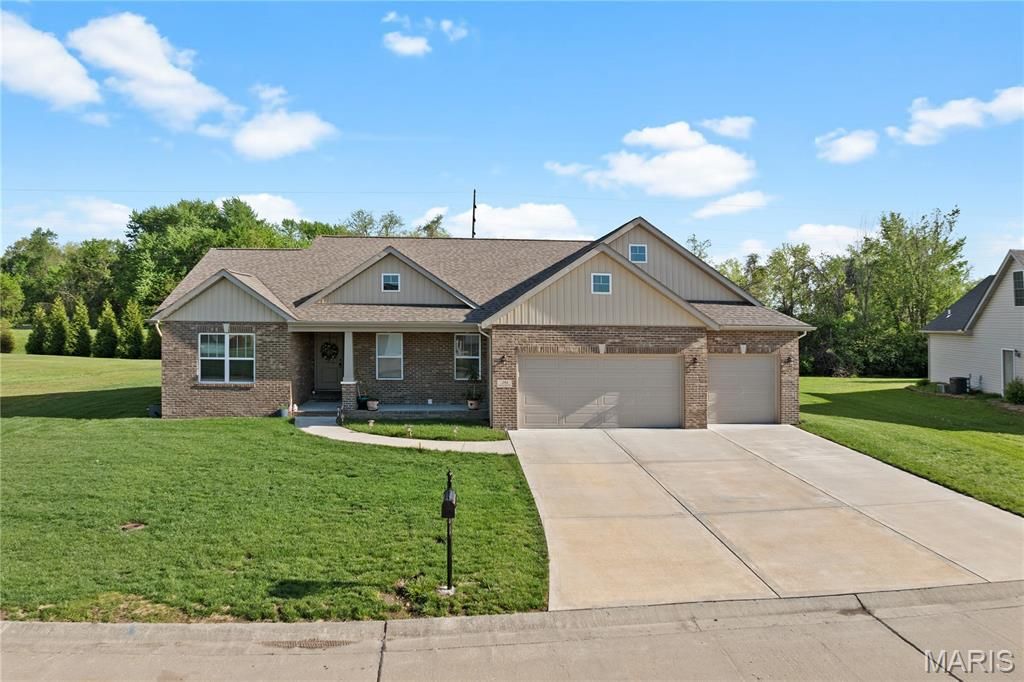 261 Emerald Way, Granite City, IL 62040