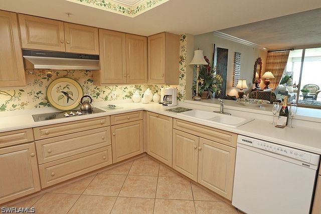 60 Seagate DR 604, Naples, FL 34103