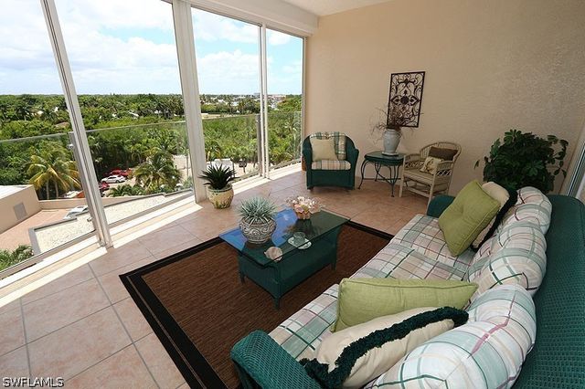 60 Seagate DR 604, Naples, FL 34103