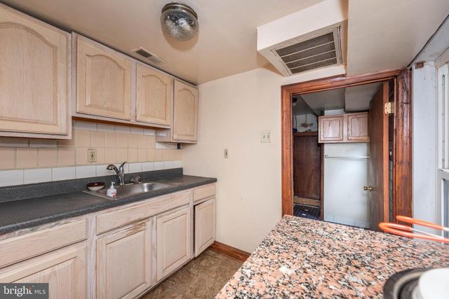 212 W SARATOGA ST, Baltimore, MD 21201