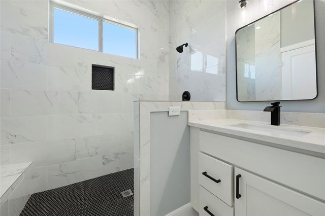 2208 Des Chaumes, Houston, TX 77026