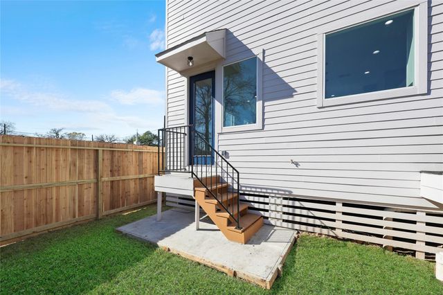 2208 Des Chaumes, Houston, TX 77026