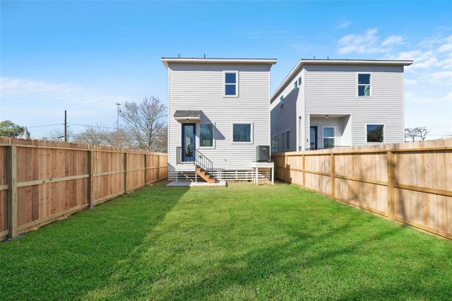 2208 Des Chaumes, Houston, TX 77026