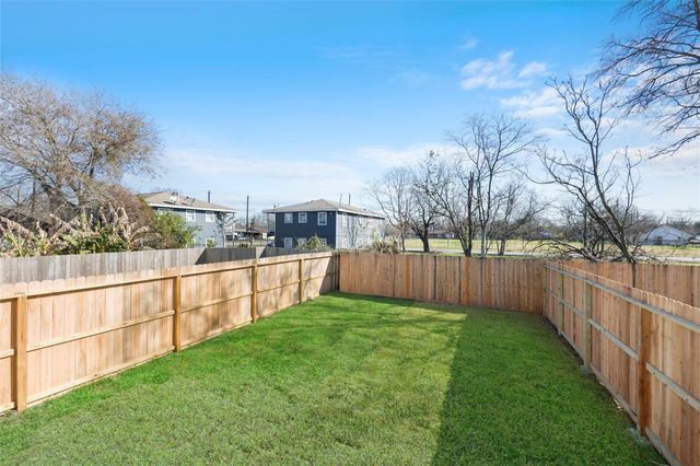 2208 Des Chaumes, Houston, TX 77026