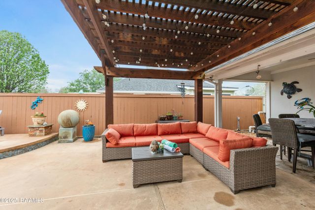 201 Pear Tree Circle, Broussard, LA 70518