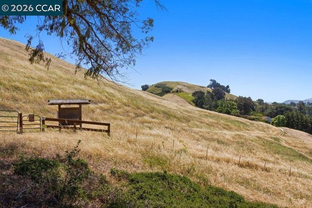 1803 Lamplight Ct, Walnut Creek, CA 94597