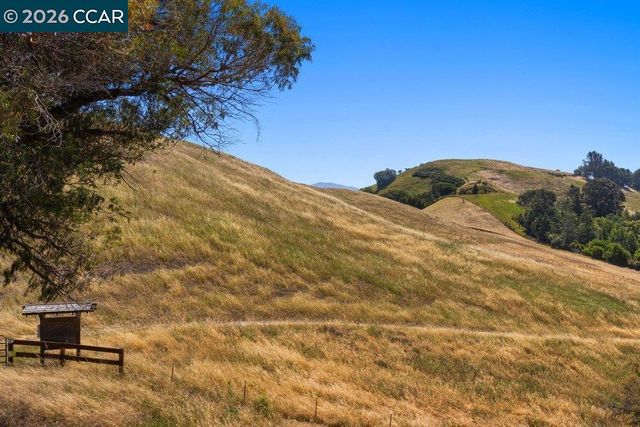 1803 Lamplight Ct, Walnut Creek, CA 94597