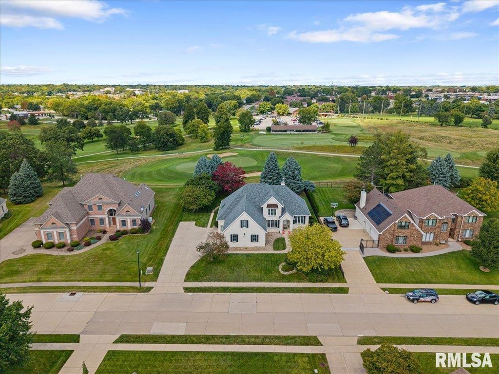 3070 LUNDY Lane, Bettendorf, IA 52722