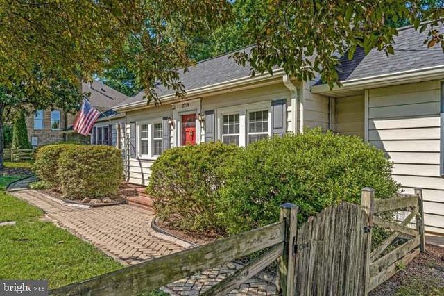2718 PIONEER LN, Falls Church, VA 22043