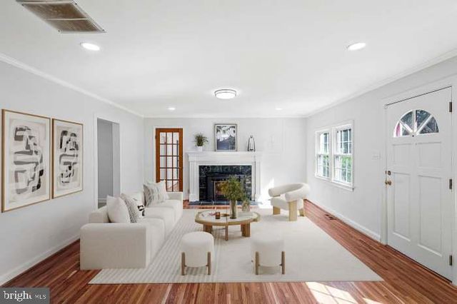 2718 PIONEER LN, Falls Church, VA 22043