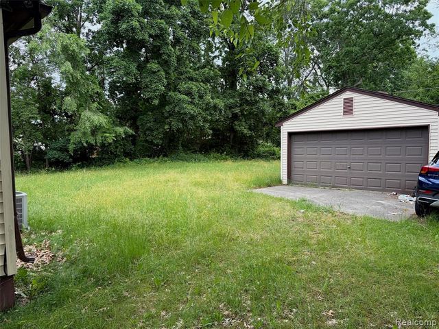 718 W Baker Road, Highland, MI 48357