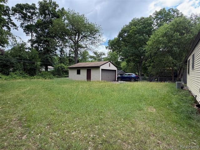 718 W Baker Road, Highland, MI 48357