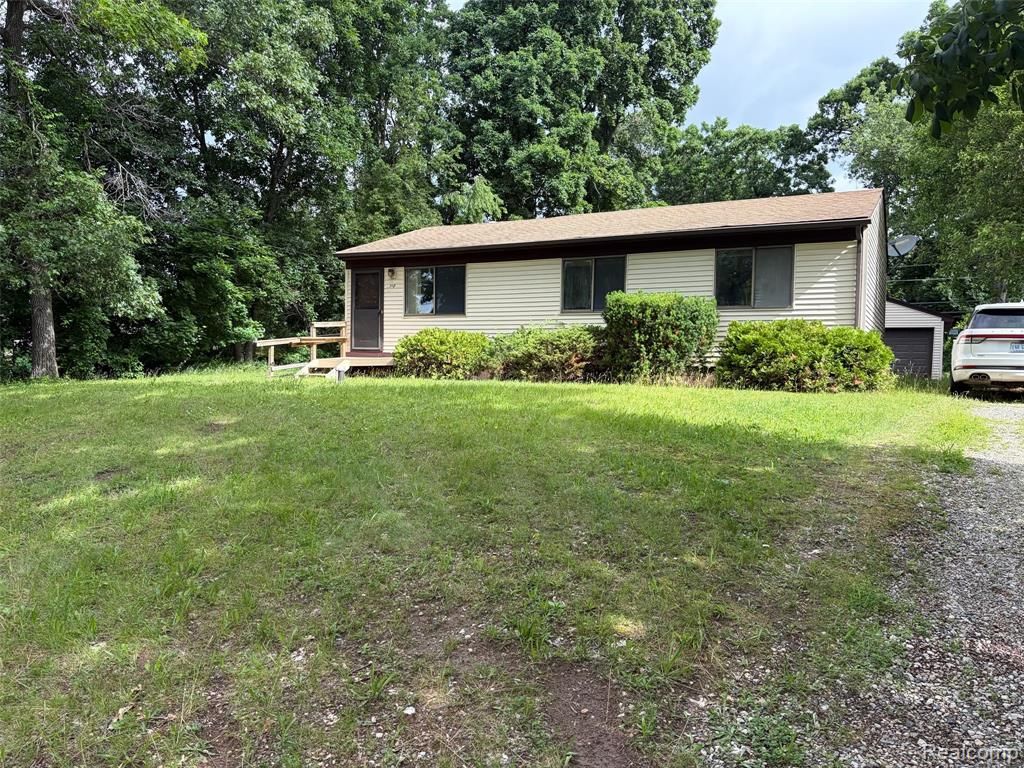 718 W Baker Road, Highland, MI 48357