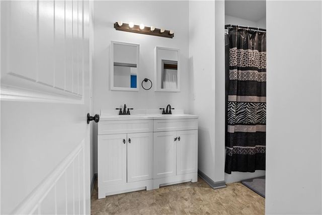 36406 E Old Pink Hill Road, Oak Grove, MO 64075