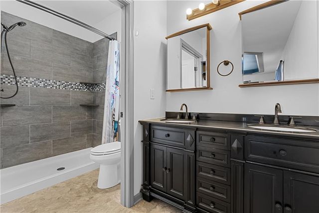 36406 E Old Pink Hill Road, Oak Grove, MO 64075