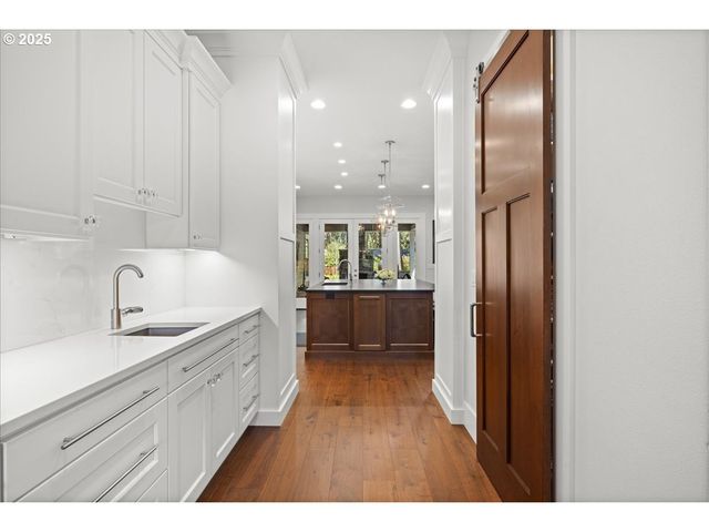 4277 UPPER Dr, Lake Oswego, OR 97035