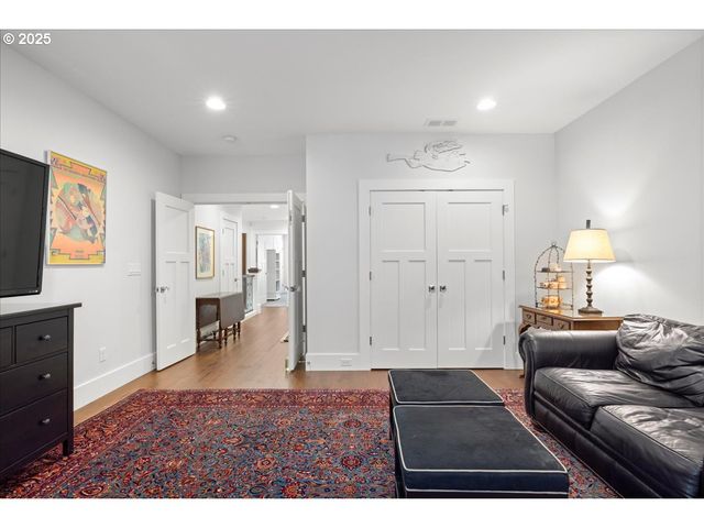 4277 UPPER Dr, Lake Oswego, OR 97035