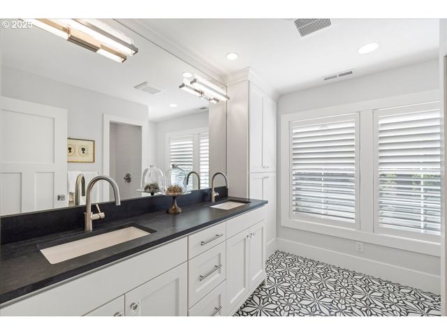 4277 UPPER Dr, Lake Oswego, OR 97035