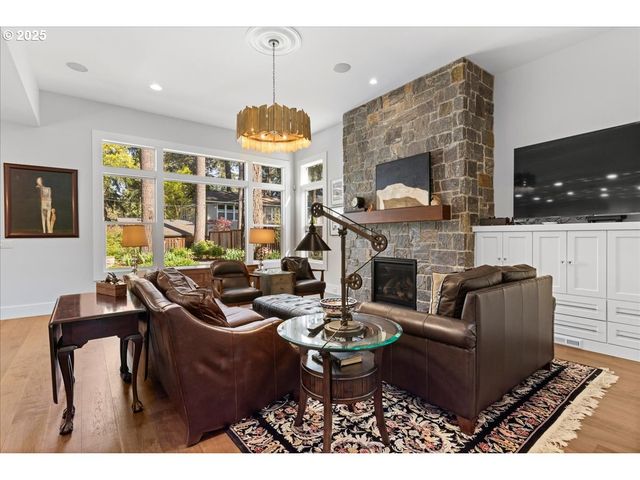 4277 UPPER Dr, Lake Oswego, OR 97035