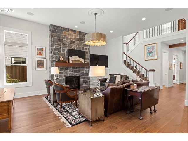 4277 UPPER Dr, Lake Oswego, OR 97035