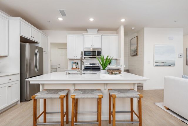 6580 E Cresthaven Drive, Fresno, CA 93727