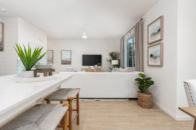 6580 E Cresthaven Drive, Fresno, CA 93727