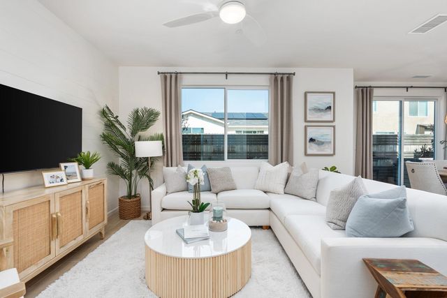 6580 E Cresthaven Drive, Fresno, CA 93727