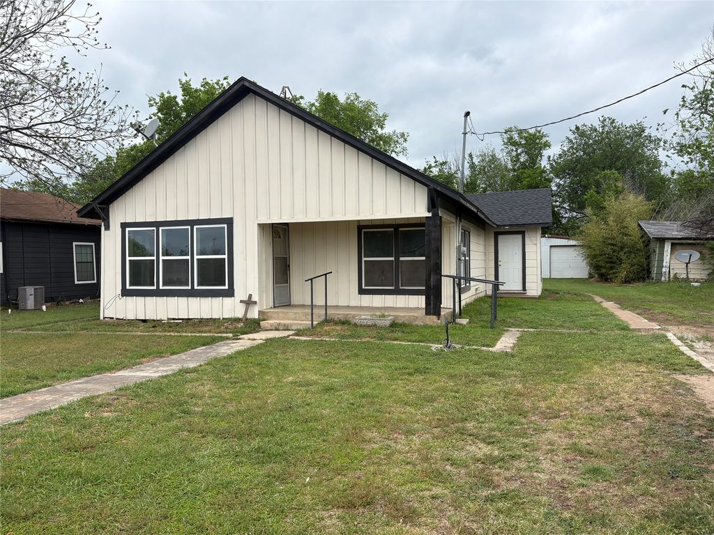 228 W Archer Street, Jacksboro, TX 76458