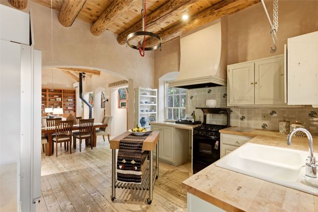 1442 Bishops Lodge Road, Santa Fe, NM 87506