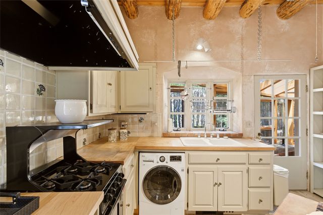 1442 Bishops Lodge Road, Santa Fe, NM 87506
