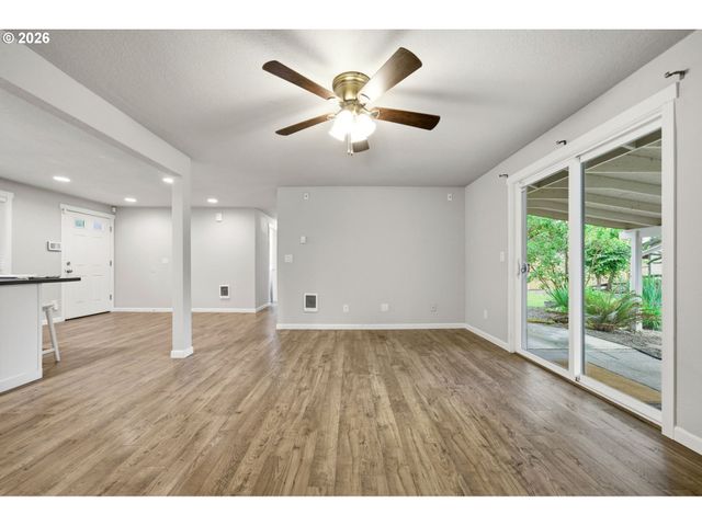 550 E 7TH St, La Center, WA 98629