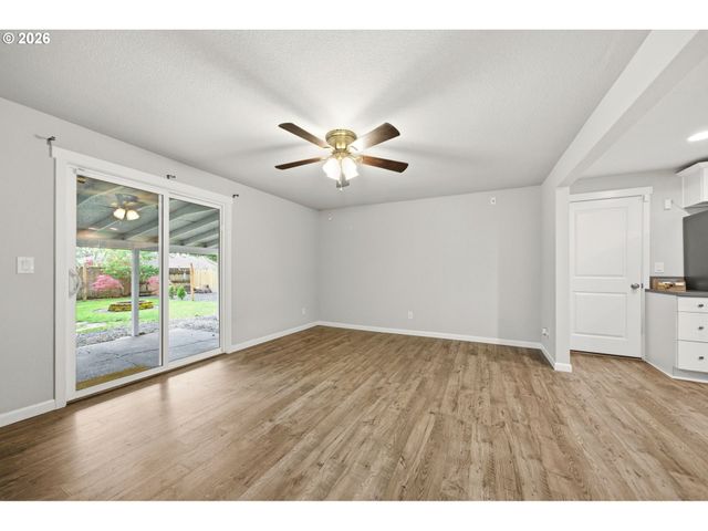 550 E 7TH St, La Center, WA 98629