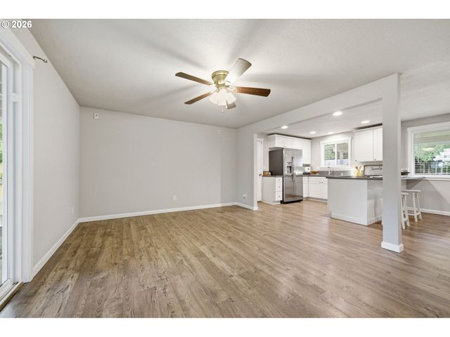 550 E 7TH St, La Center, WA 98629