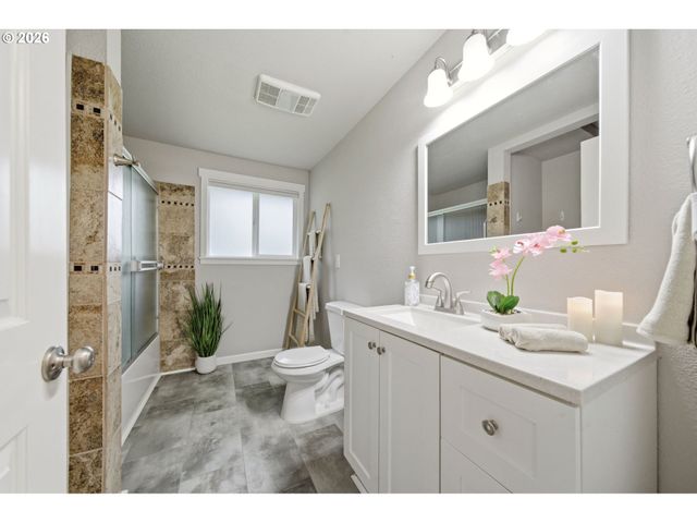 550 E 7TH St, La Center, WA 98629