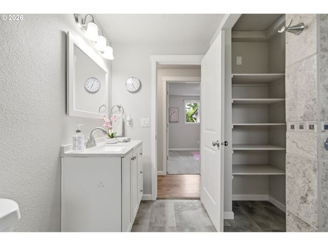 550 E 7TH St, La Center, WA 98629