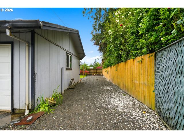 550 E 7TH St, La Center, WA 98629