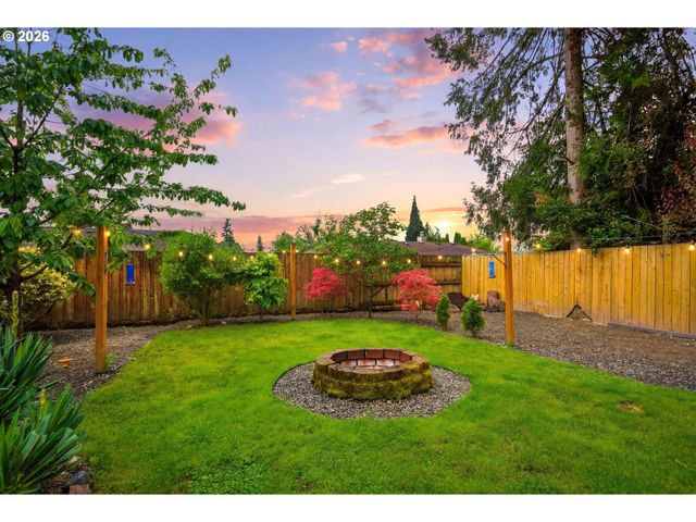 550 E 7TH St, La Center, WA 98629