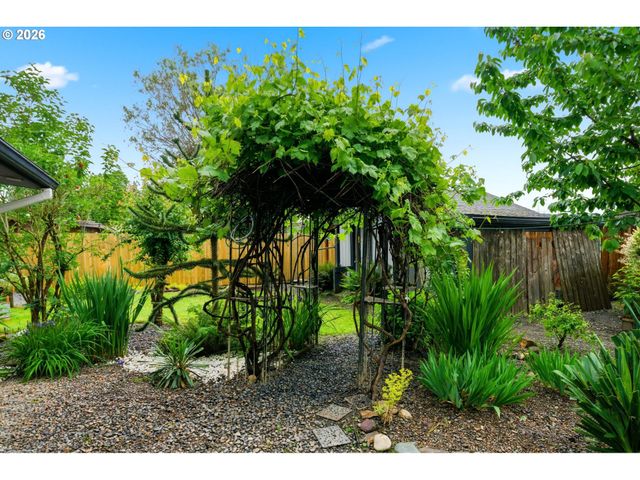 550 E 7TH St, La Center, WA 98629