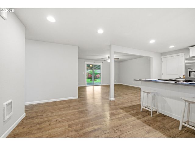 550 E 7TH St, La Center, WA 98629