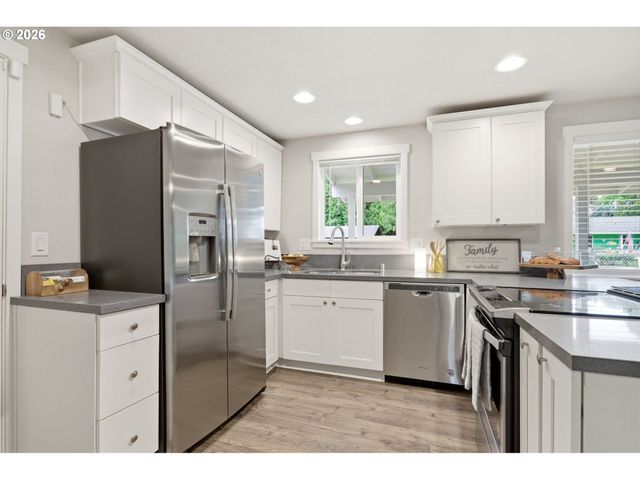 550 E 7TH St, La Center, WA 98629