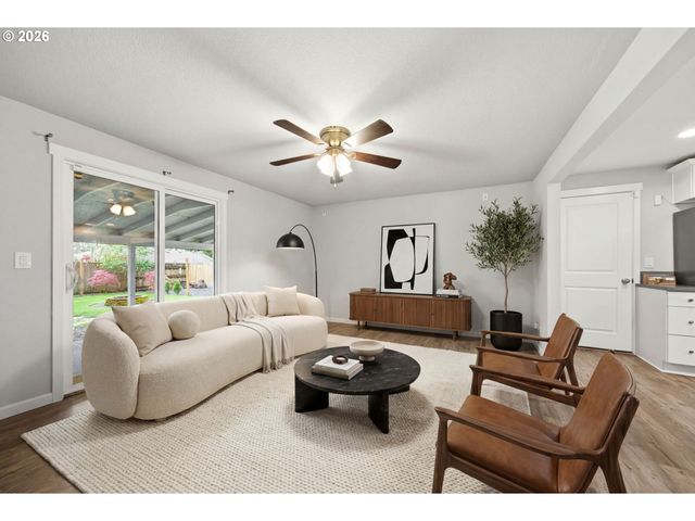 550 E 7TH St, La Center, WA 98629