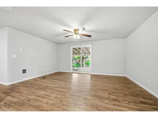 550 E 7TH St, La Center, WA 98629