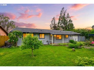 550 E 7TH St, La Center, WA 98629