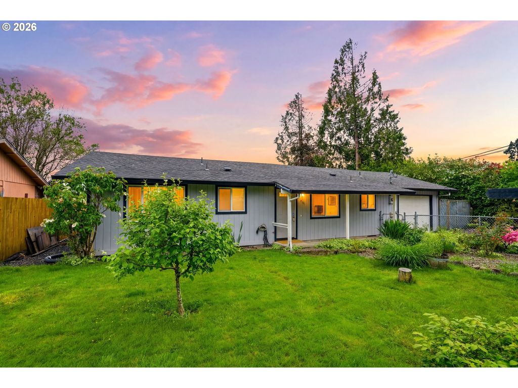 550 E 7TH St, La Center, WA 98629
