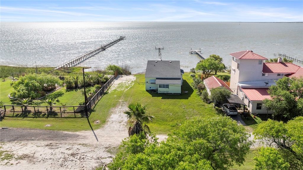 720 Copano Bay Dr, Bayside, TX 78340