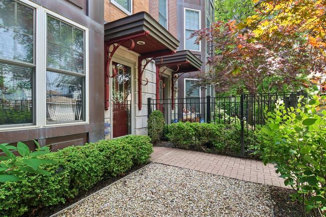 3011 W CORNELIA Avenue, Chicago, IL 60618